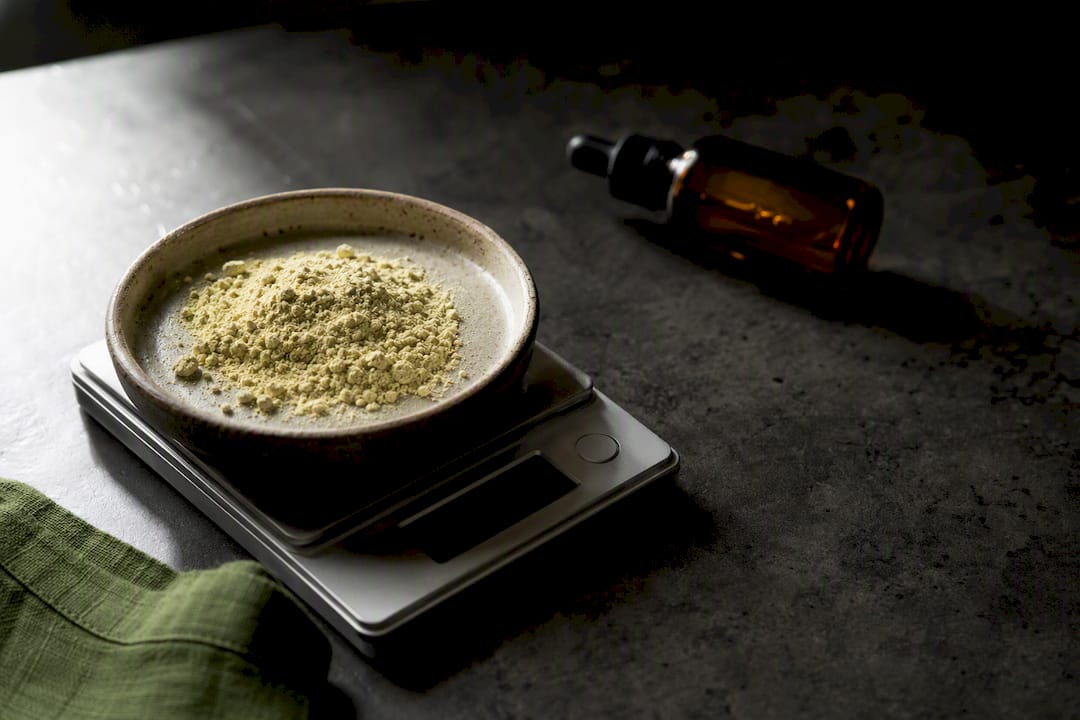 1–3 g Powder, 0.5–1 mL Tincture: Safe Pine Pollen Dosing & Quality